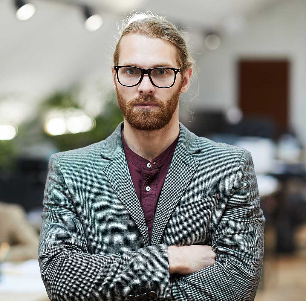businessman posing tzvk8u5.jpg